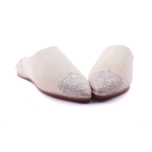 Babouche Bisque En Velours Brodées En Soie Blanche femme modèle 2021. – Image 2