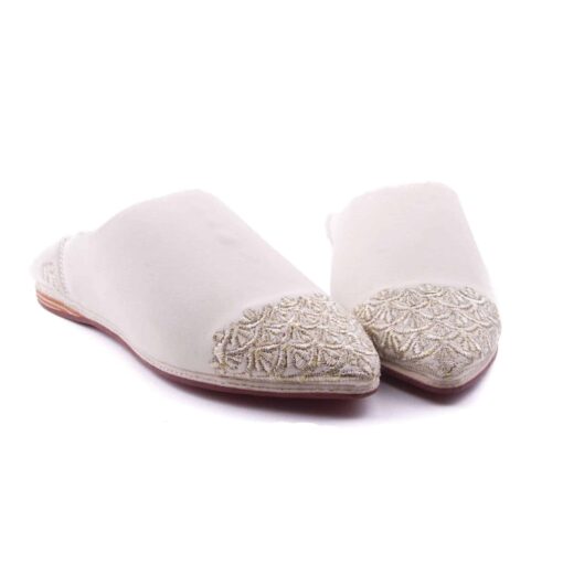 Babouche Blanc Cassé En Velours Brodées En Soie Argenté Et Doré – Image 2