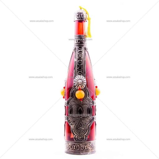 Bouteille berbère en verre rouge orné en métal ou cuivre 2021.